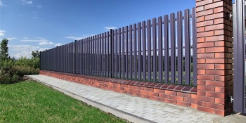 Кирпичный забор с металлическим штакетником