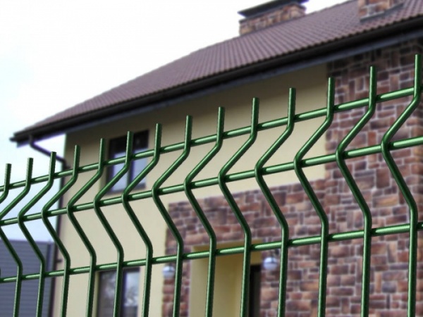 Забор из 3Д сетки установленный в поселке Курганово