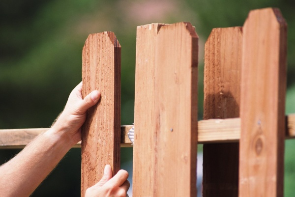 ремонт деревянных заборов